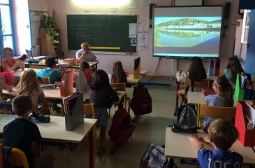 Visite d'Erik Orsenna dans une école primaire de l’agglomération de Vienne, en vue du concours d’écriture « Raconte-moi ton fleuve ».